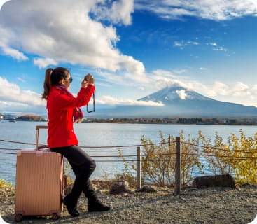 Voyageuse assise sur sa valise