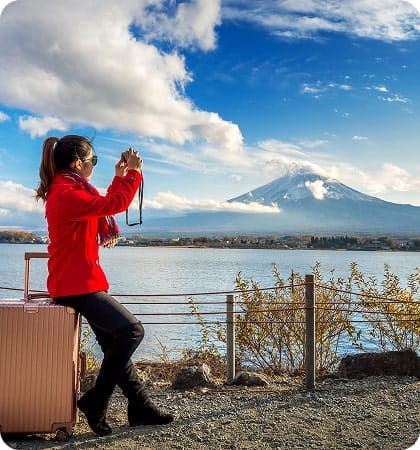 Voyageuse avec valise